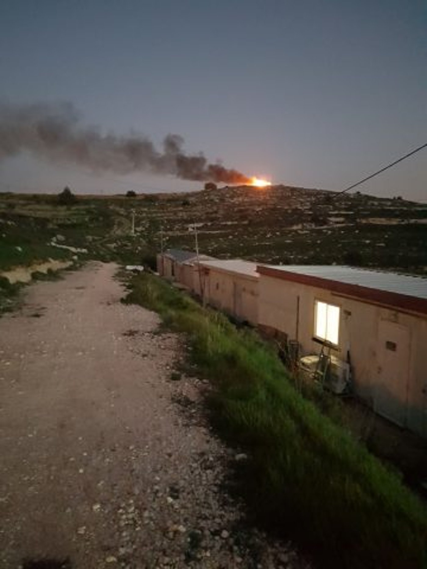 זעזוע: מחבלים שרפו את בית הכנסת בגבעת שורק