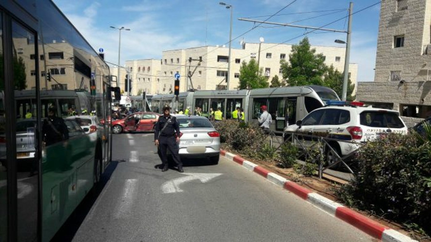 בגלל תאונה עם רכב פרטי הרכבת הקלה ירדה מהפסים
