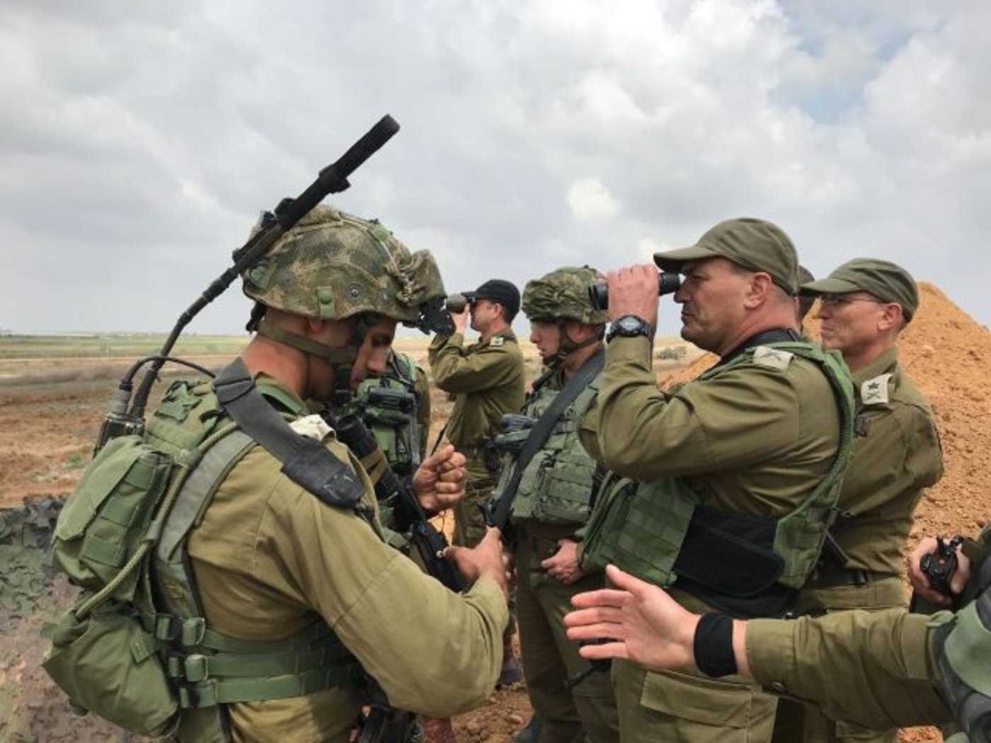 מפקד פעולות הממשלה בשטחים ואלוף פיקוד דרום בשטח