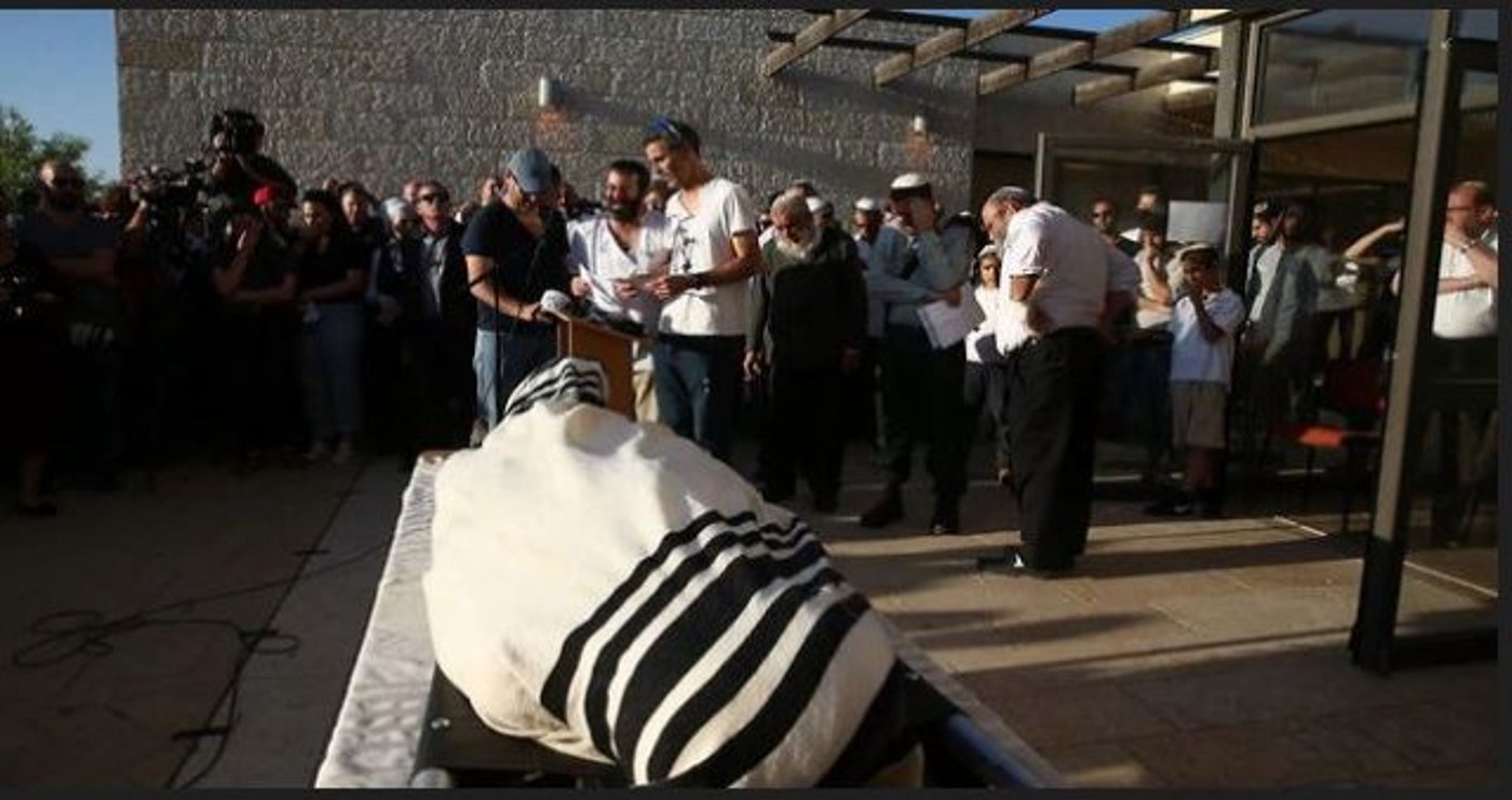 בניו של הרב רונצקי ז"ל לפני מיטתו