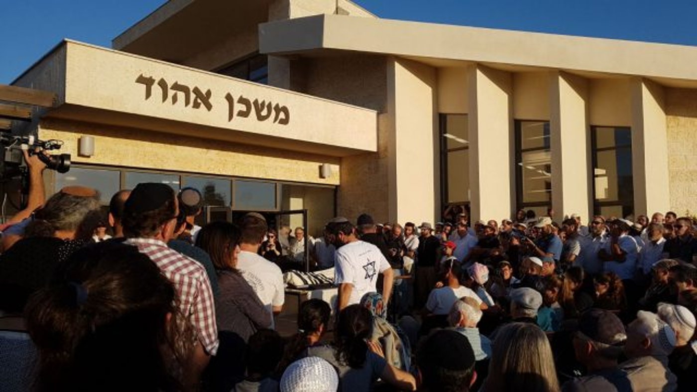 ההמונים בלוויית הרב (ללא קרדיט)