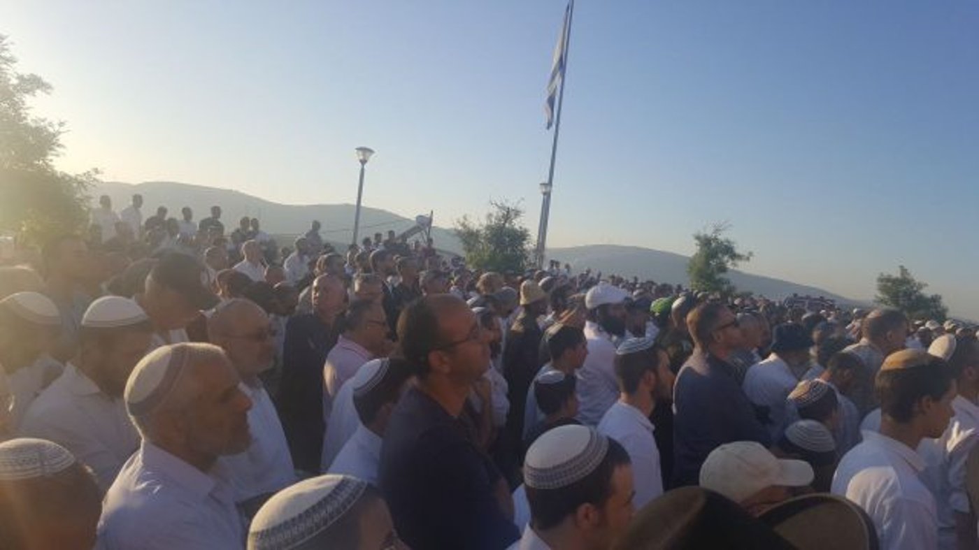 אבל כבד: הרב אביחי רונצקי זצ"ל הובא למנוחות