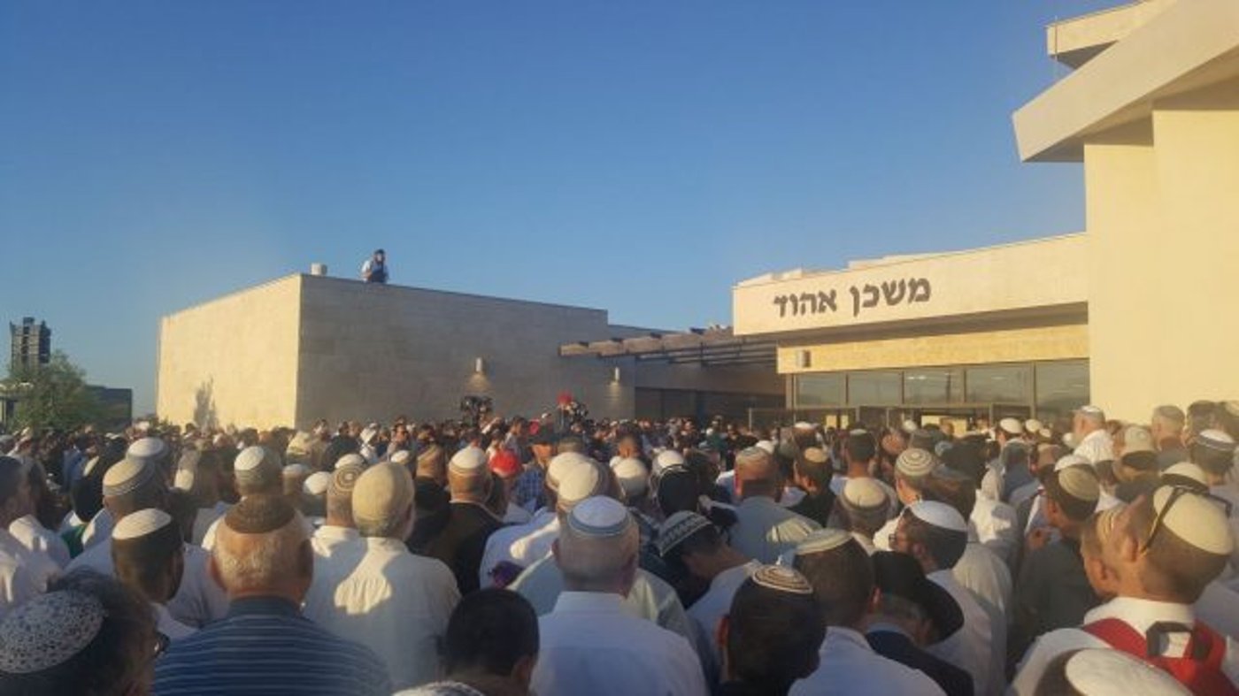 אבל כבד: הרב אביחי רונצקי זצ"ל הובא למנוחות
