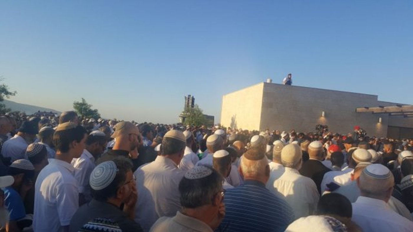 אבל כבד: הרב אביחי רונצקי זצ"ל הובא למנוחות