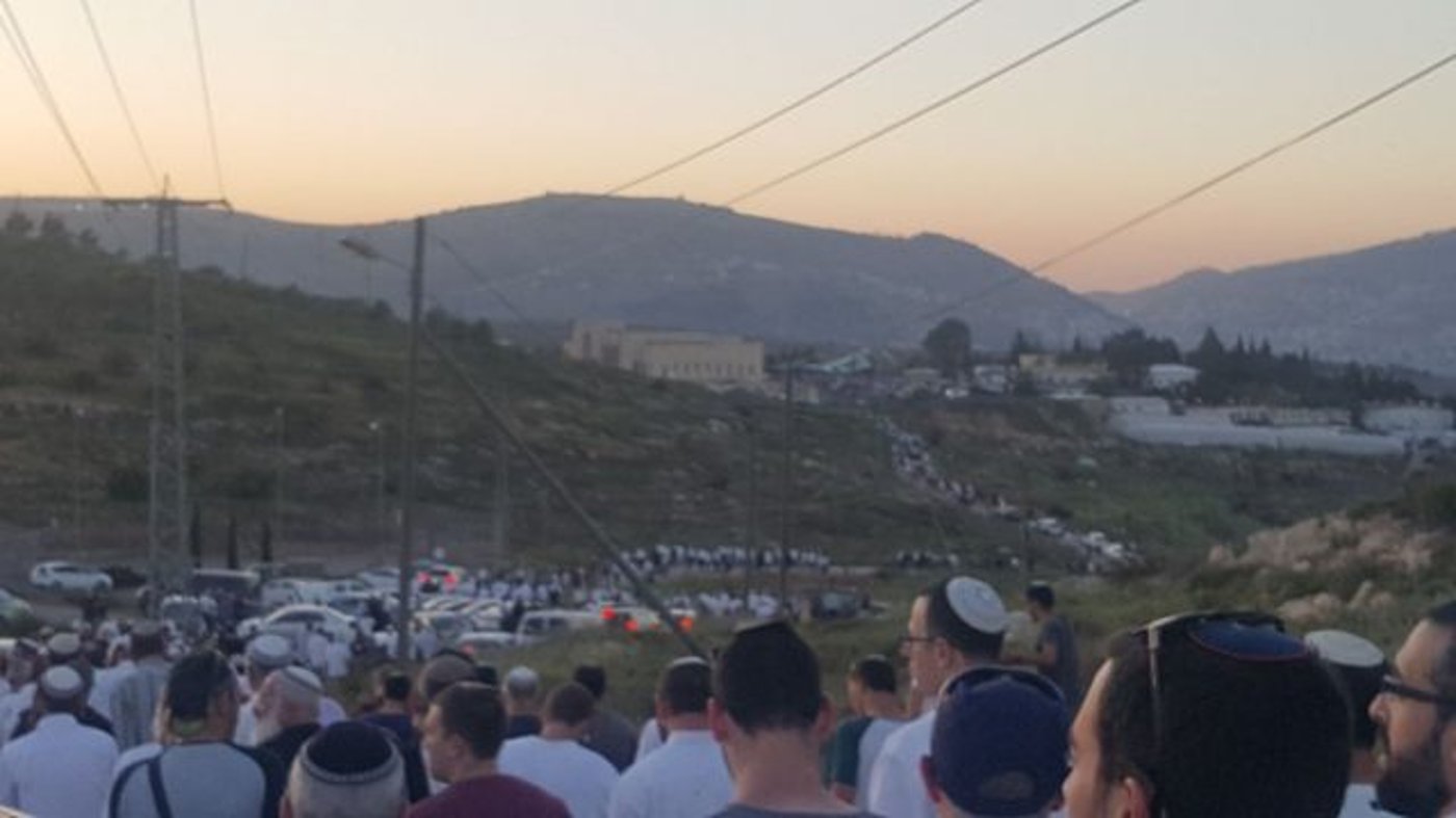 אבל כבד: הרב אביחי רונצקי זצ"ל הובא למנוחות