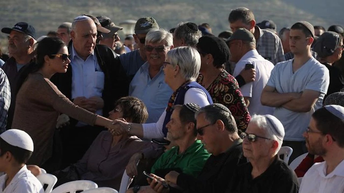 אבל כבד: הרב אביחי רונצקי זצ"ל הובא למנוחות