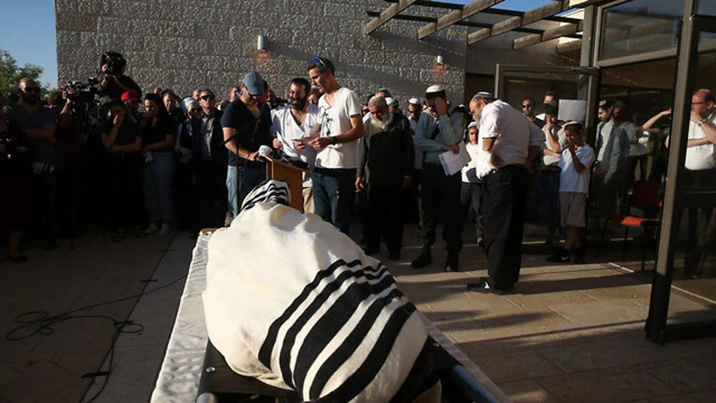 אבל כבד: הרב אביחי רונצקי זצ"ל הובא למנוחות