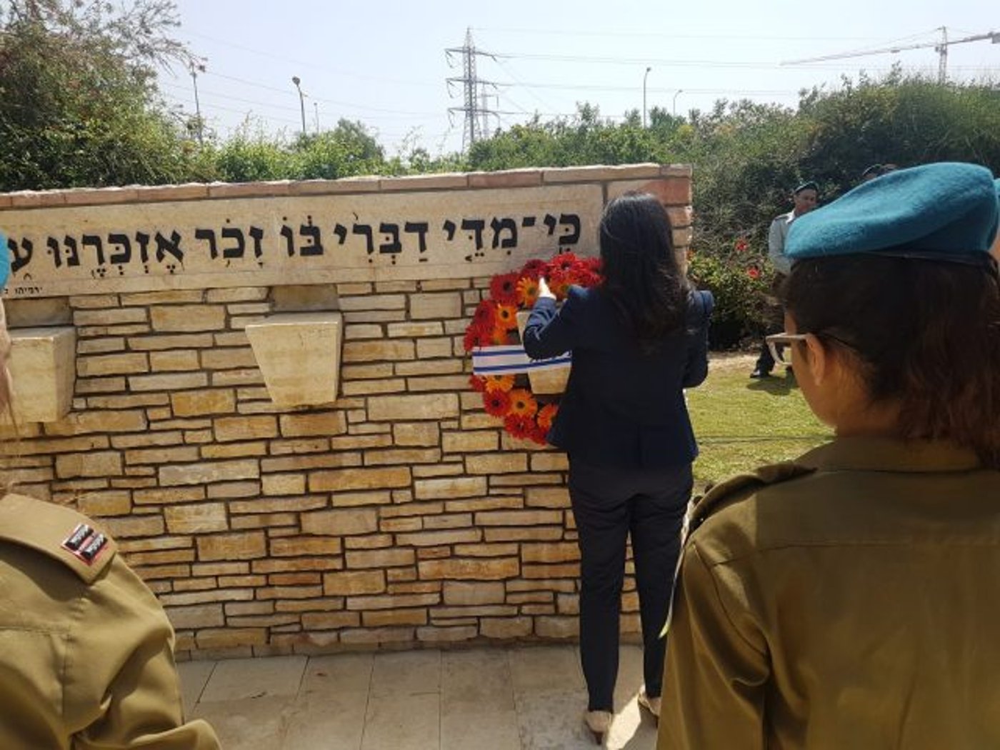 שקד מניחה את זר ממשלת ישראל