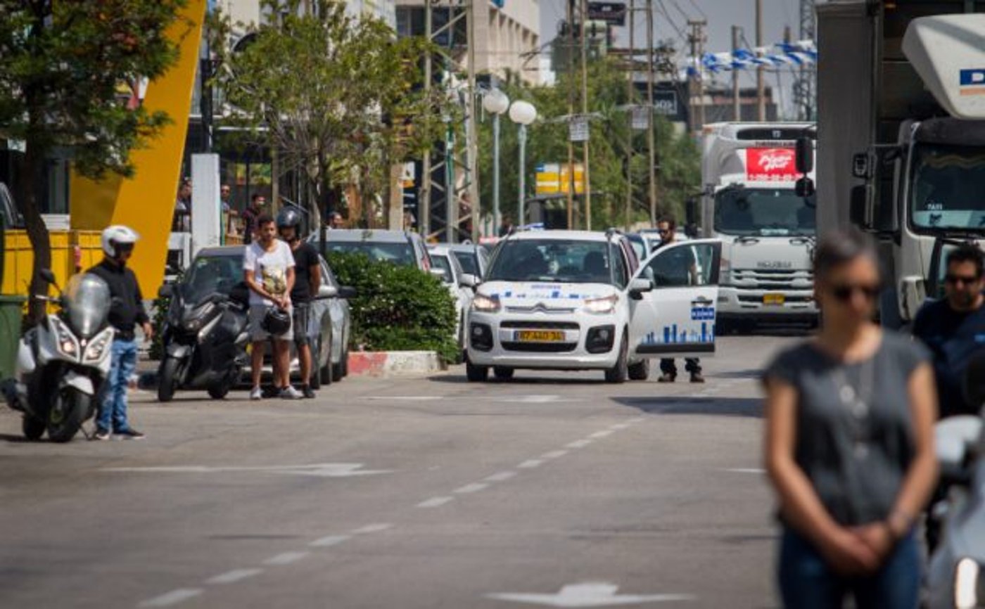 עומדים לזכר הנופלים בנתניה