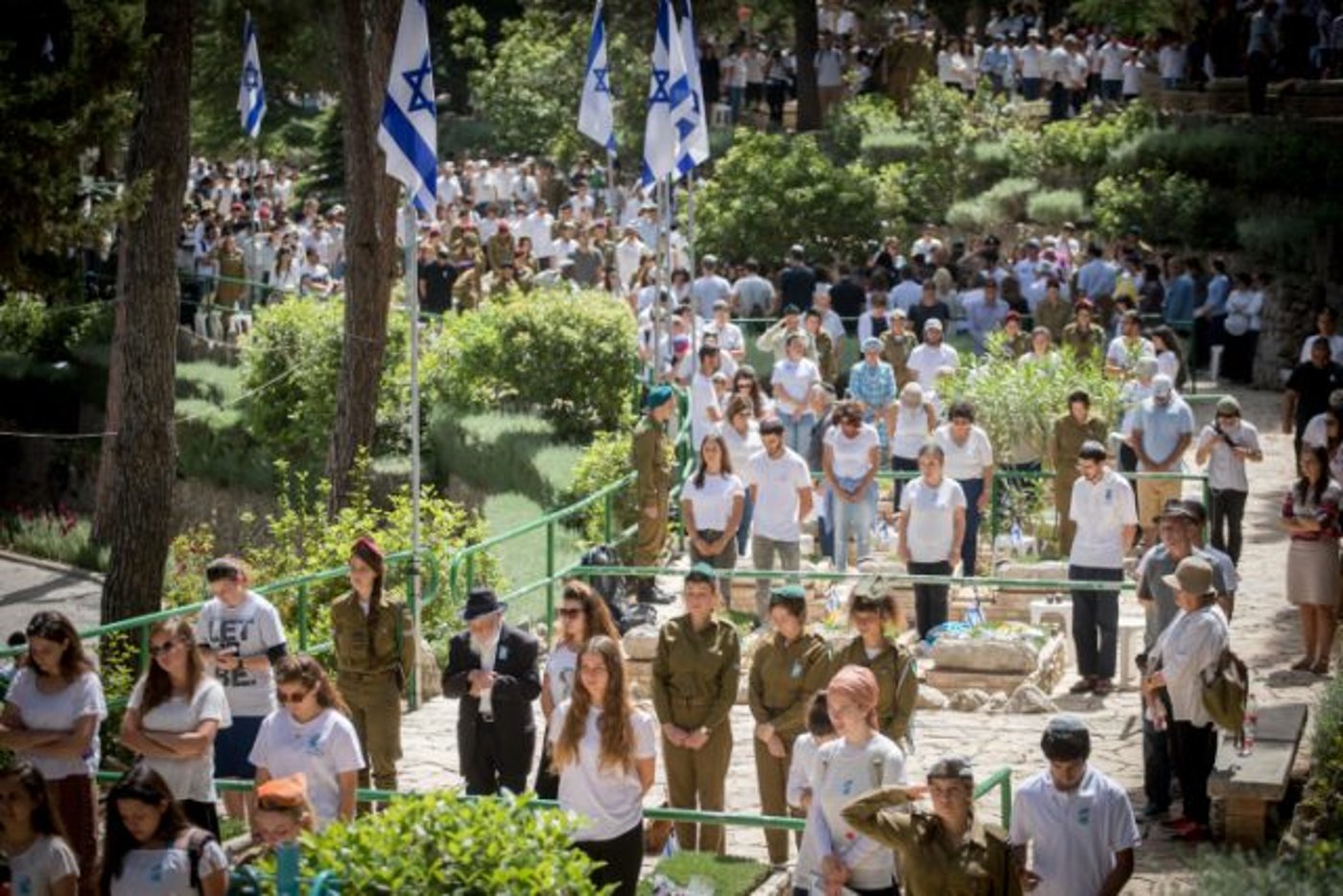 רגעי הצפירה בבית הקברות הצבאי בהר הרצל