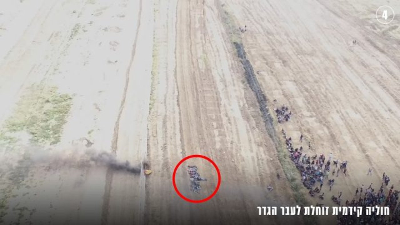 חוליה קדמית זוחלת לעבר הגדר בניסיון לחתוך אותה