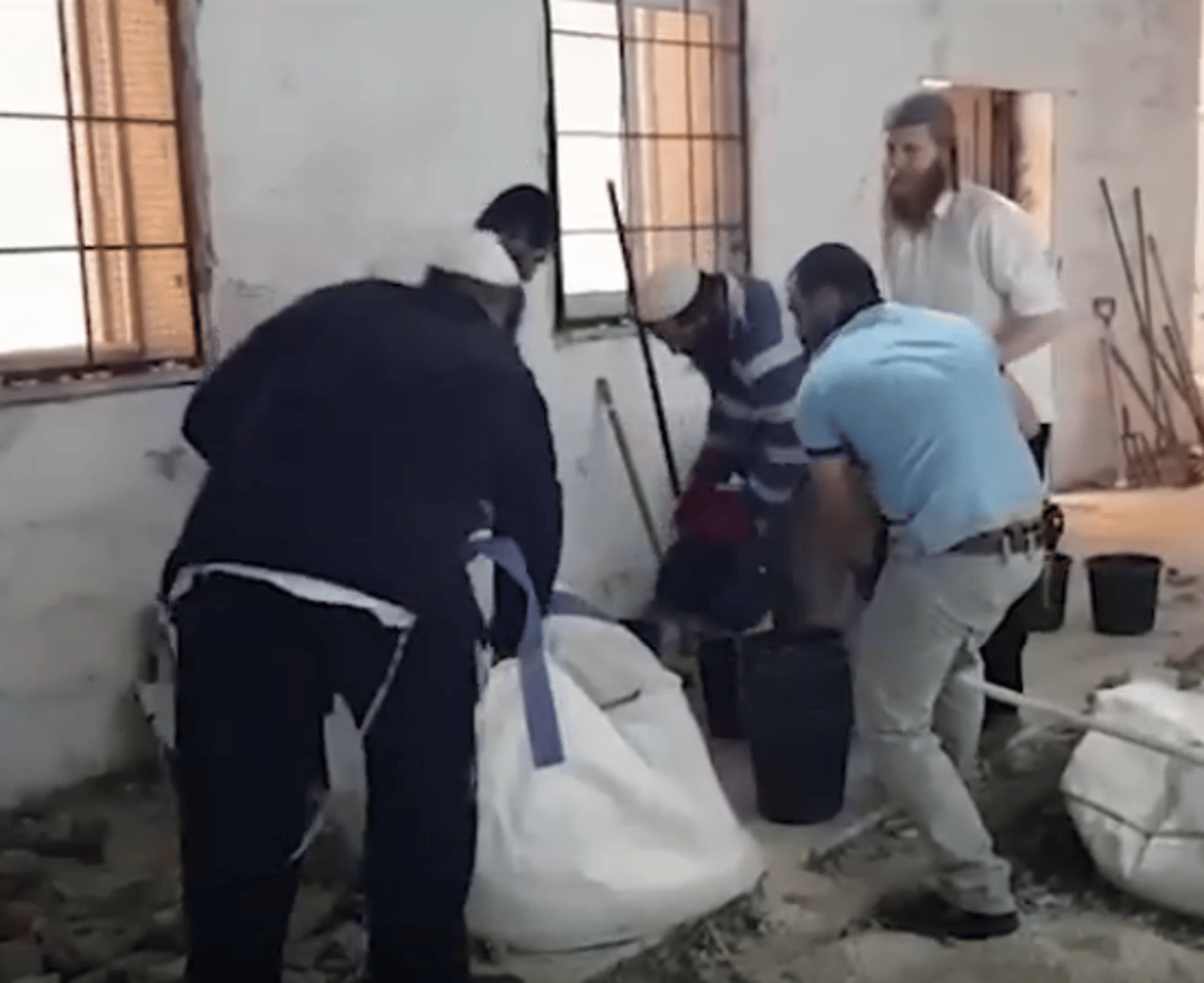 בחסות החשכה • צפו: שיפוץ חשאי בקבר יוסף