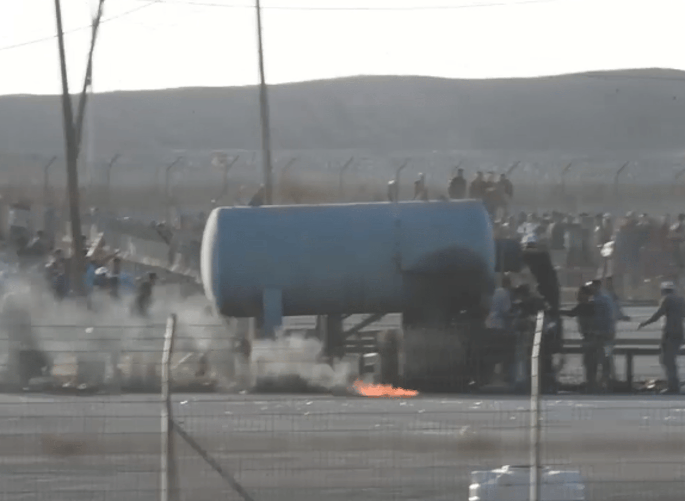 צפו: מחבלים מציתים את מעבר כרם שלום