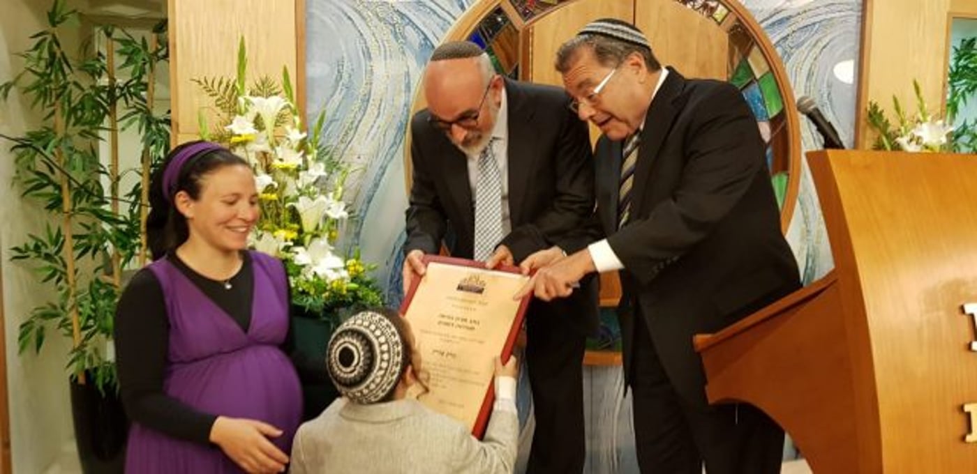 הרב ריסקין מעניק את התואר לרבנית נוית צדיק