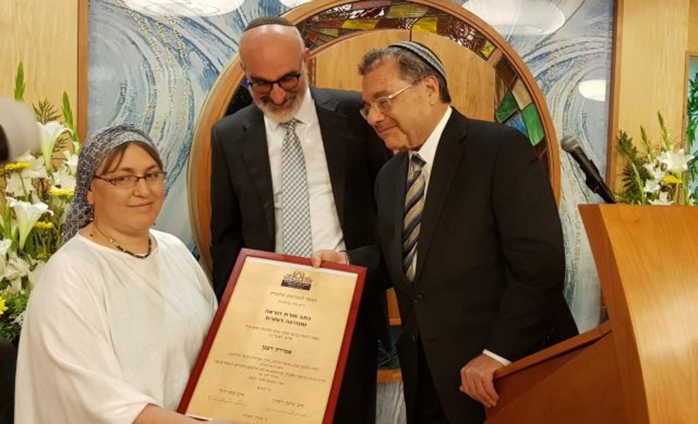 הרב ריסקין מעניק את התואר לרבנית אמירה רענן