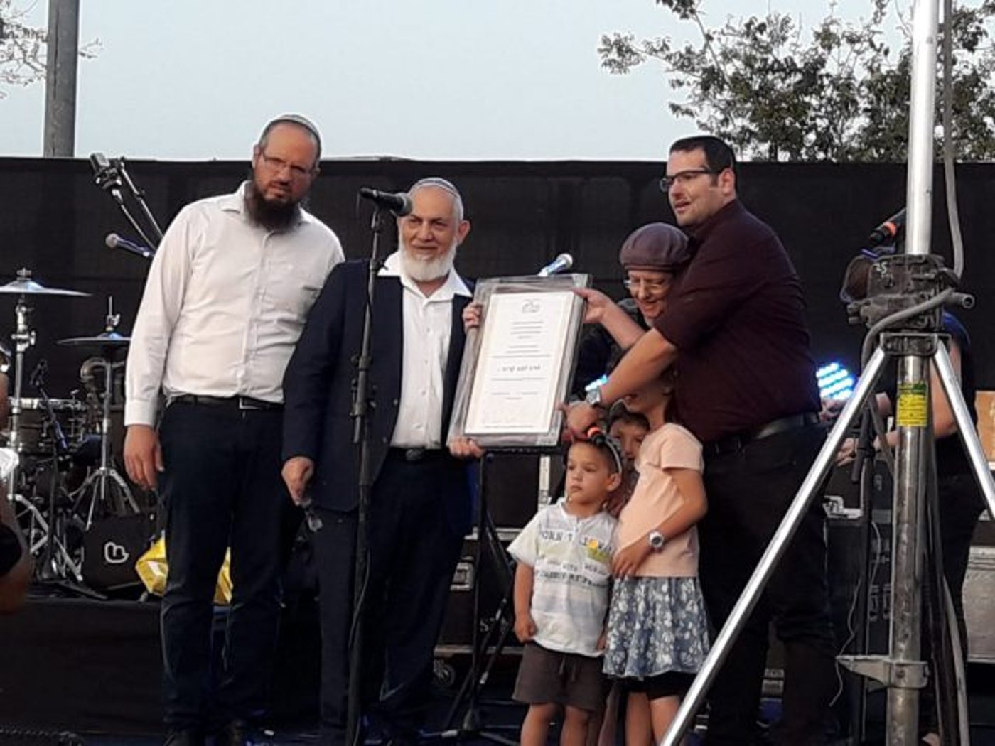 משפחת קרוב בקבלת התעודה