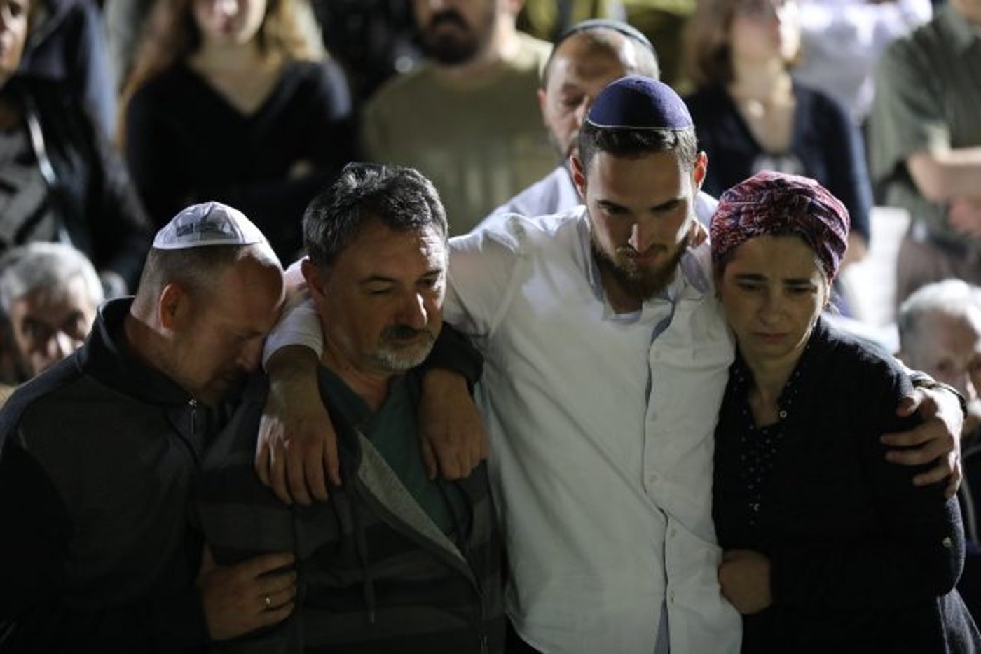 הוריו ואחיו מלווים את רונן לוברסקי הי"ד למנוחות
