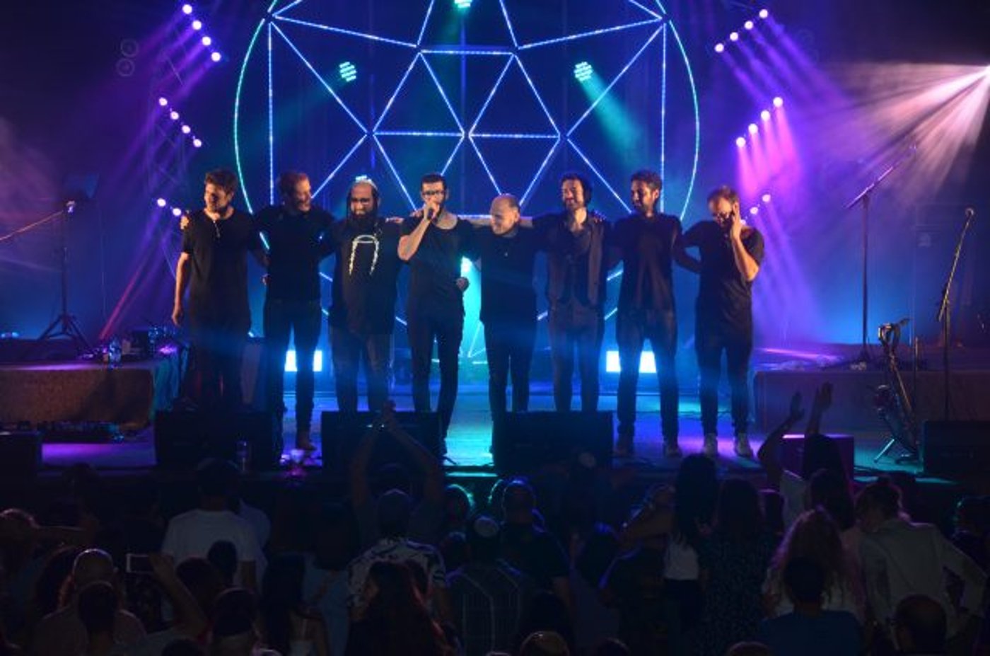 לגמרי 'לא לבד' | ביקורת מופע חנן בן ארי