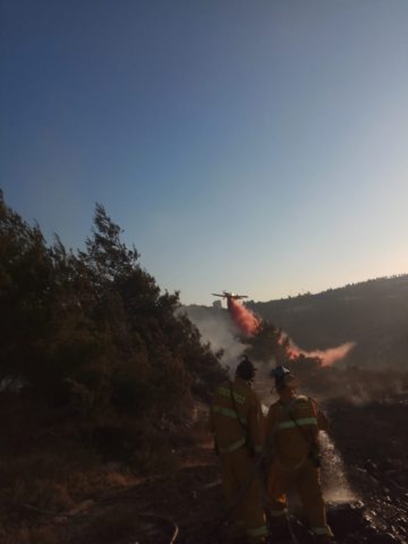 שריפה משתוללת בליפתא בכניסה לעיר ירושלים