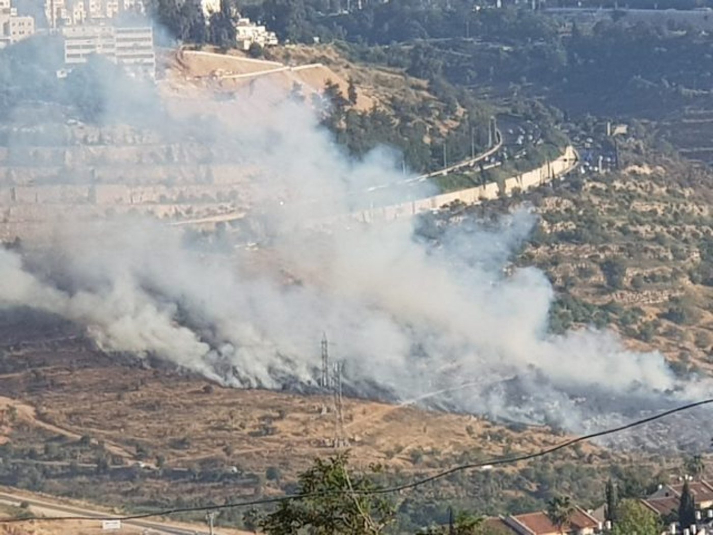 שריפה משתוללת בליפתא בכניסה לעיר ירושלים