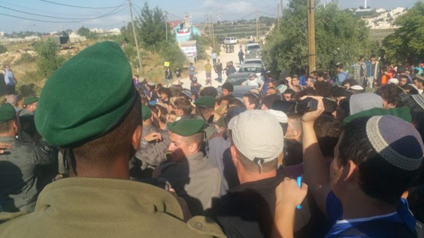 אלפי אנשים בנתיב האבות; עצור ראשון במקום. צפו