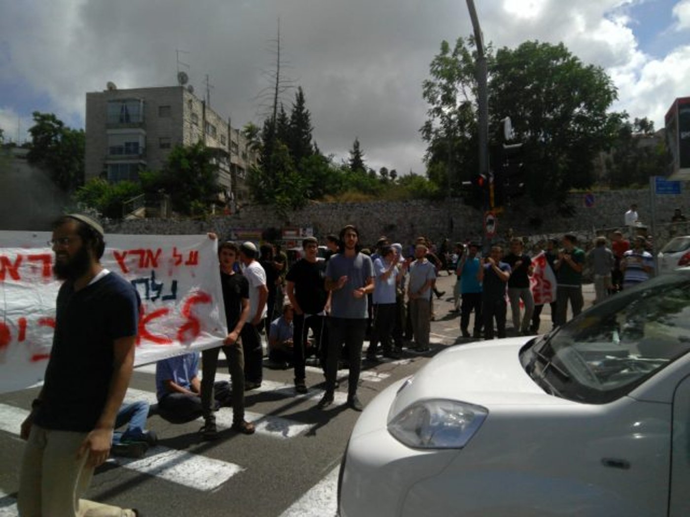פינוי נתיב האבות: עשרות חוסמים את הכניסה לי-ם