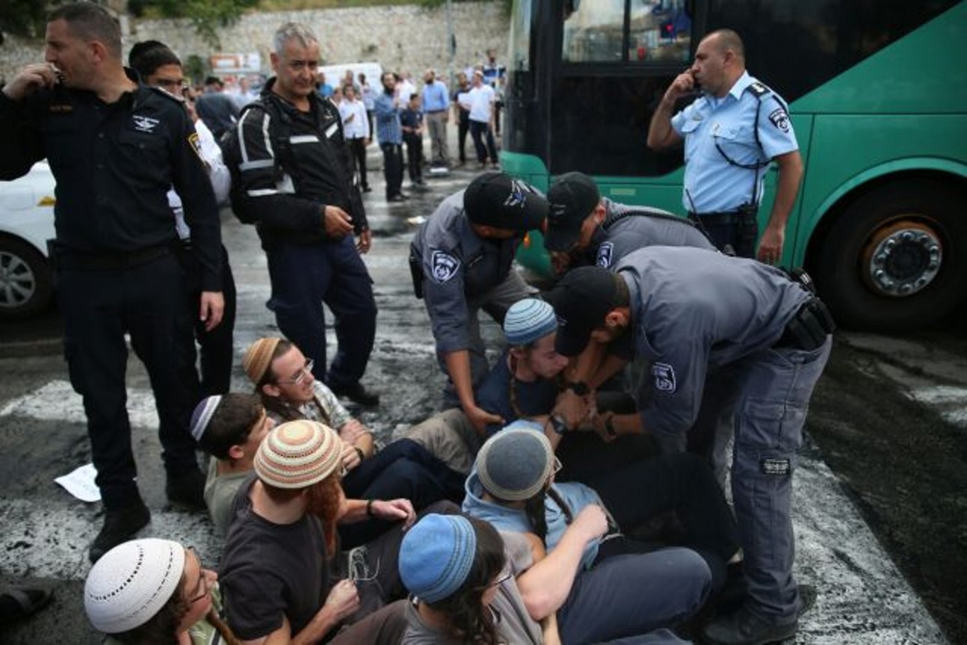 פינוי נתיב האבות: עשרות חוסמים את הכניסה לי-ם