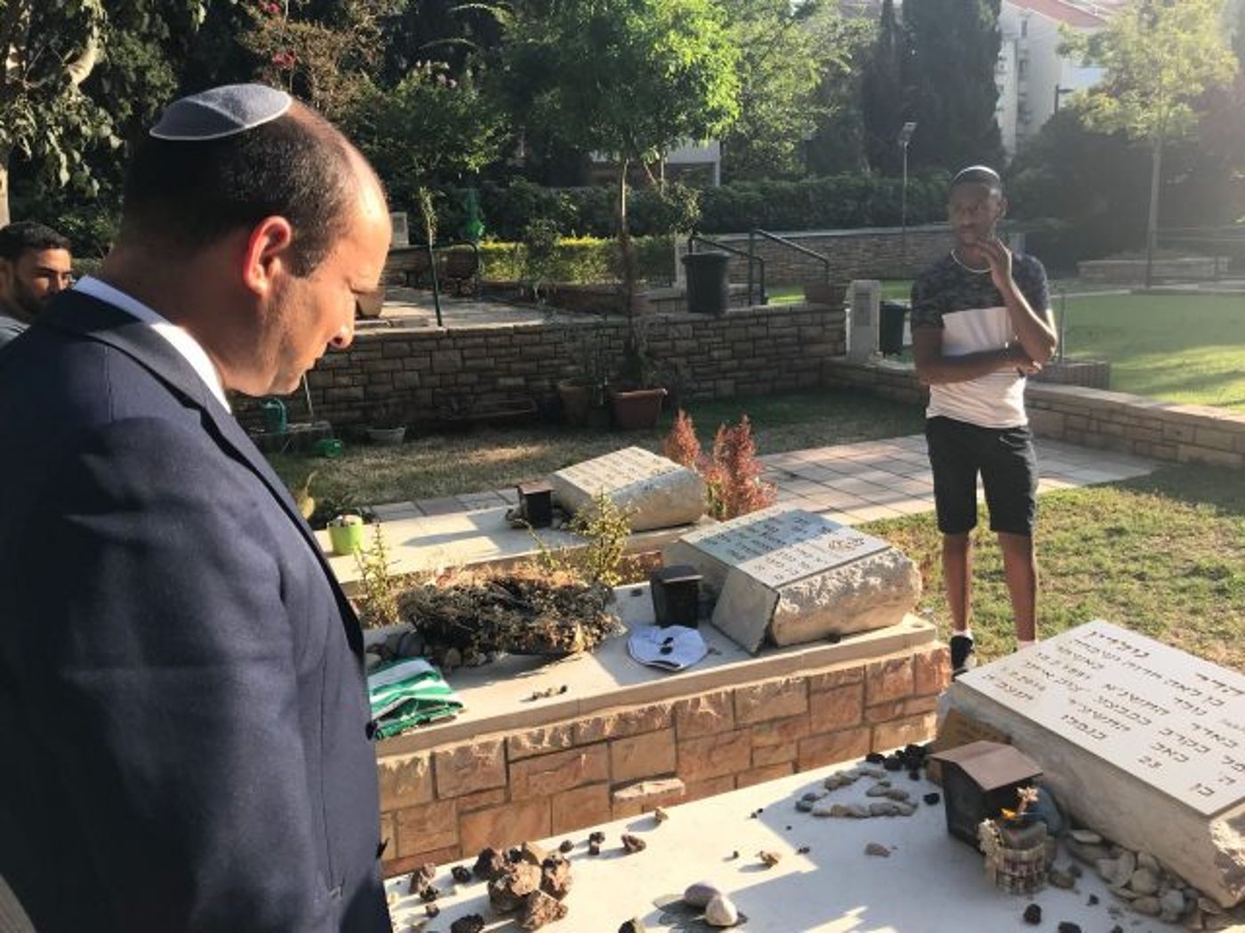 בנט על קברו של הדר