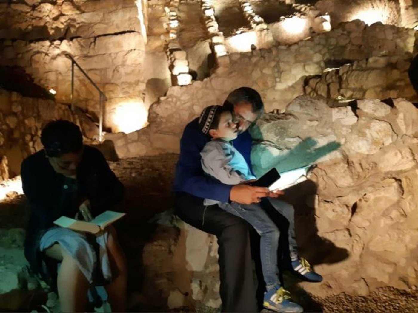 אלקין עם בנו. אבלים על החורבן