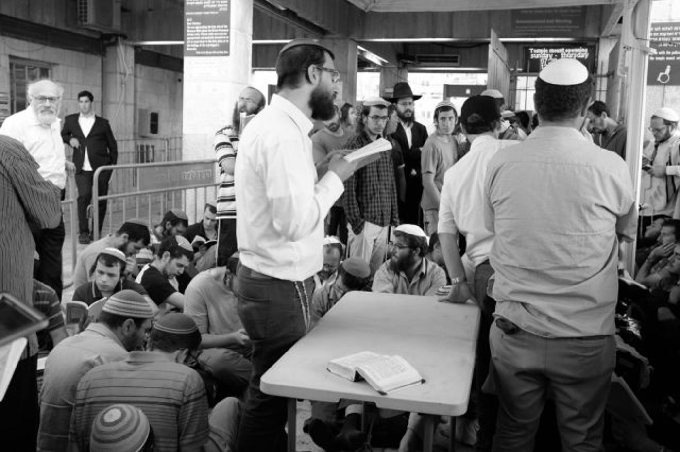 מחכים ומתפללים בכניסה להר הבית