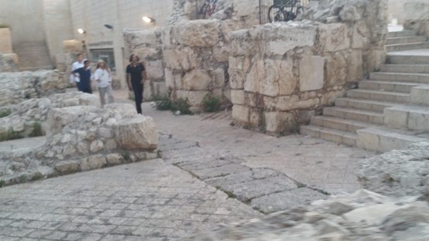 נערים בקשת דוידסון הסמוכה לכותל המערבי