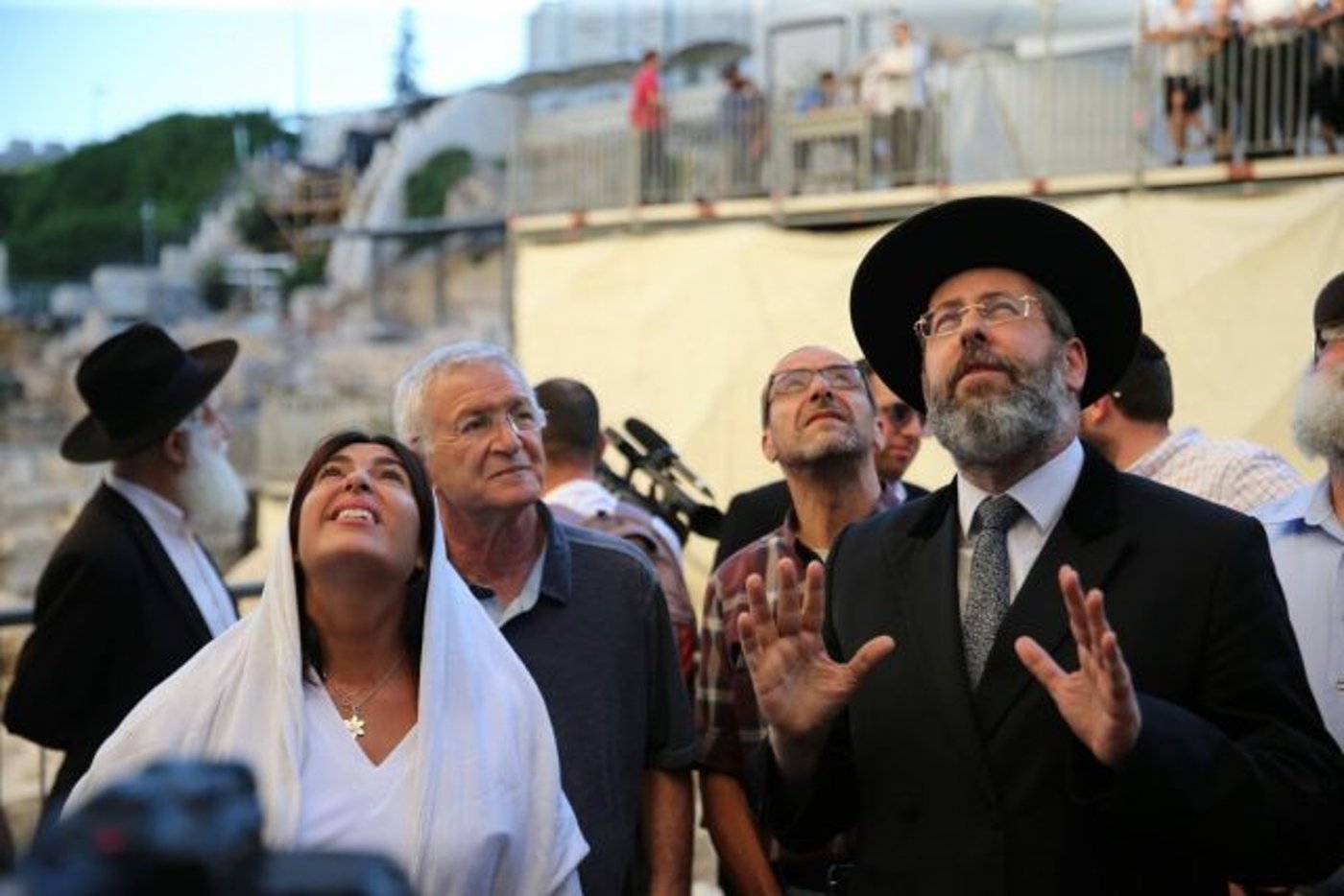 בוחנים את מקום נפילת האבן. הרב לאו ורגב