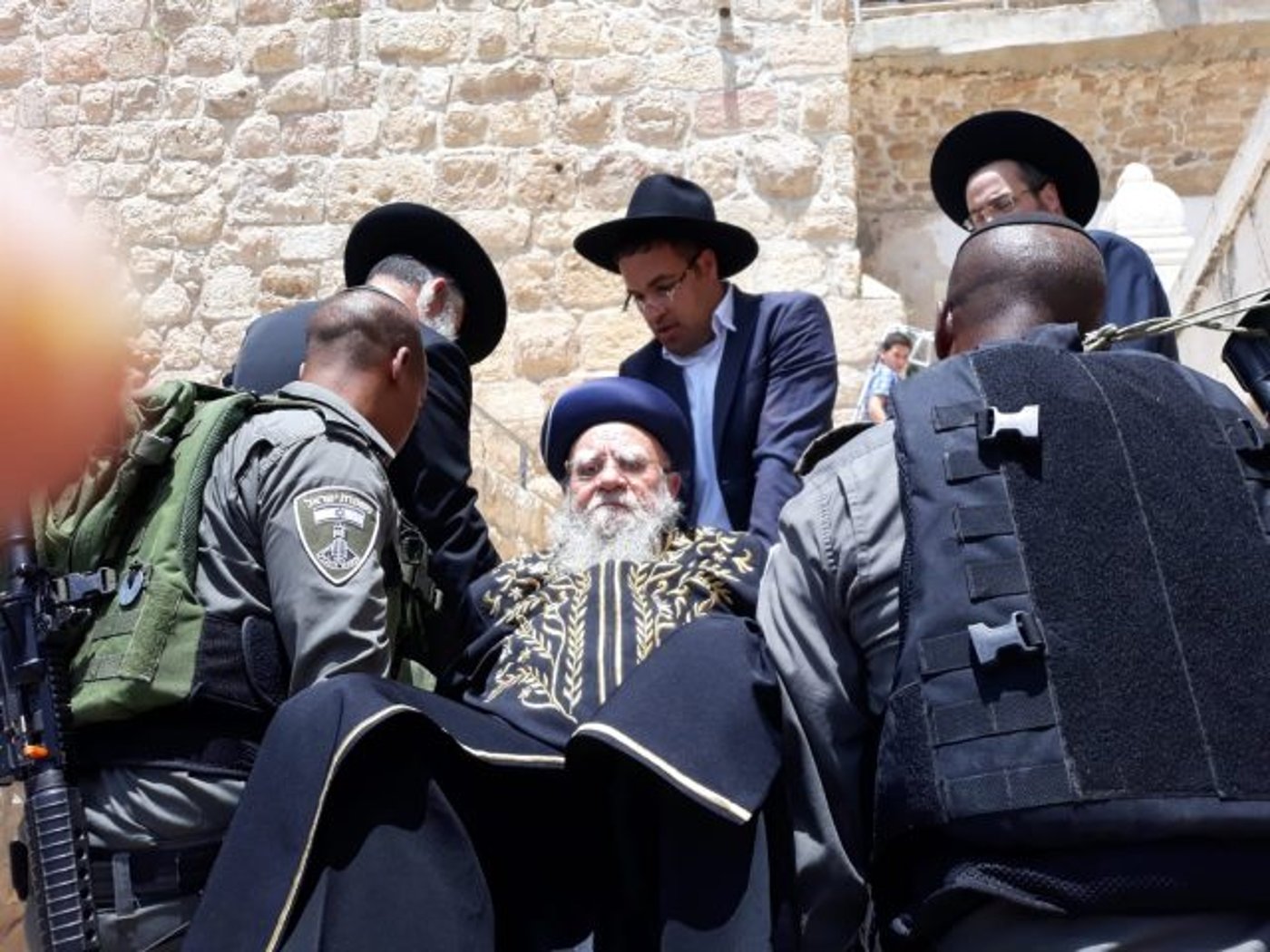 בושה: ככה הועלה הרב בקשי דורון למערת המכפלה