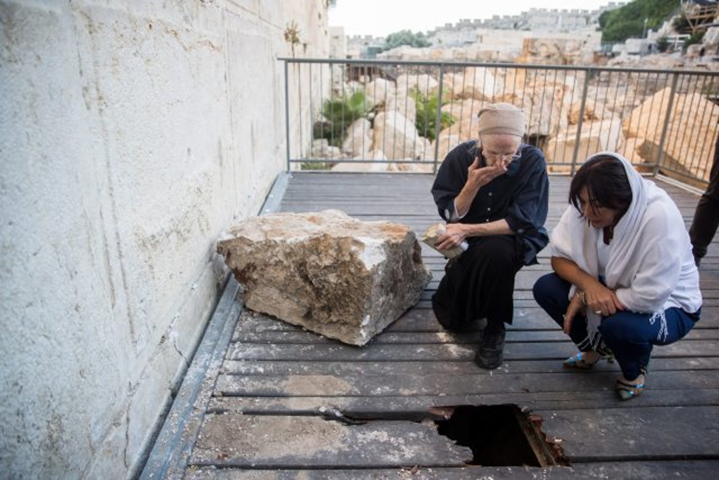 רגב והאישה שניצלה במקום נפילת האבן