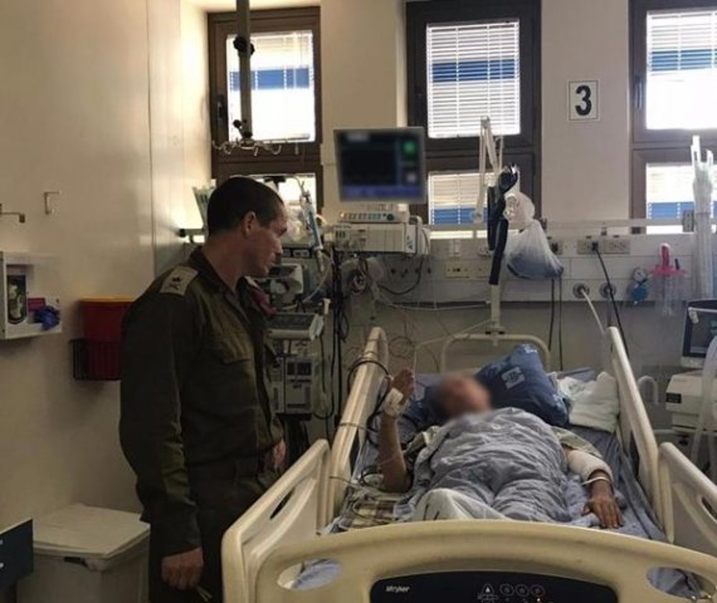מפקד פיקוד המרכז, אלוף נדב פדן, מבקר את הפצוע המטופל בבית החולים