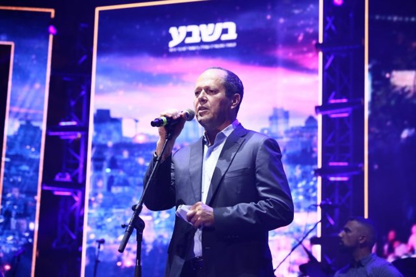 ברקת מברך על הבמה בפעם הראשונה כראש העיר