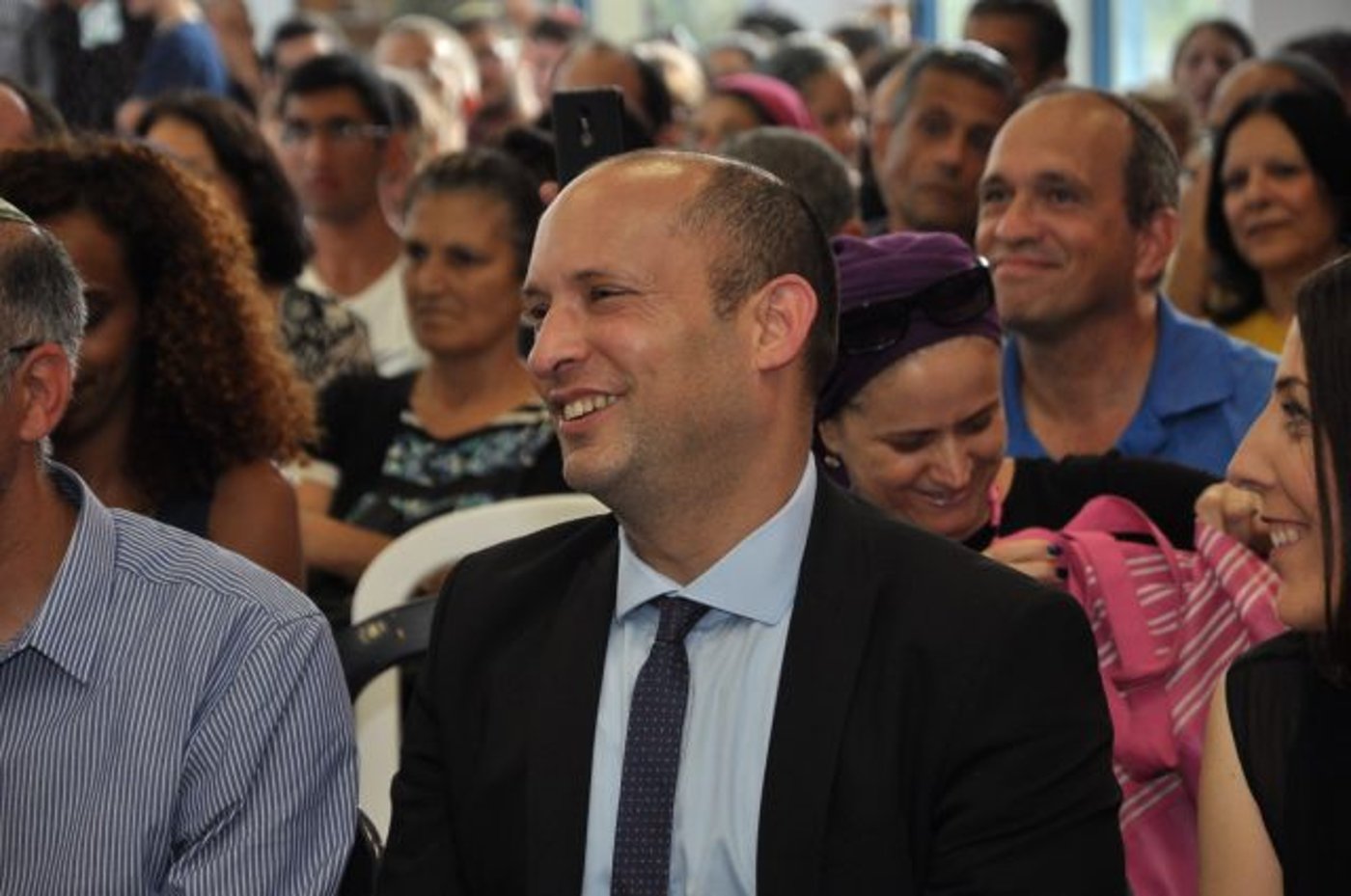 בנט מחוייך
