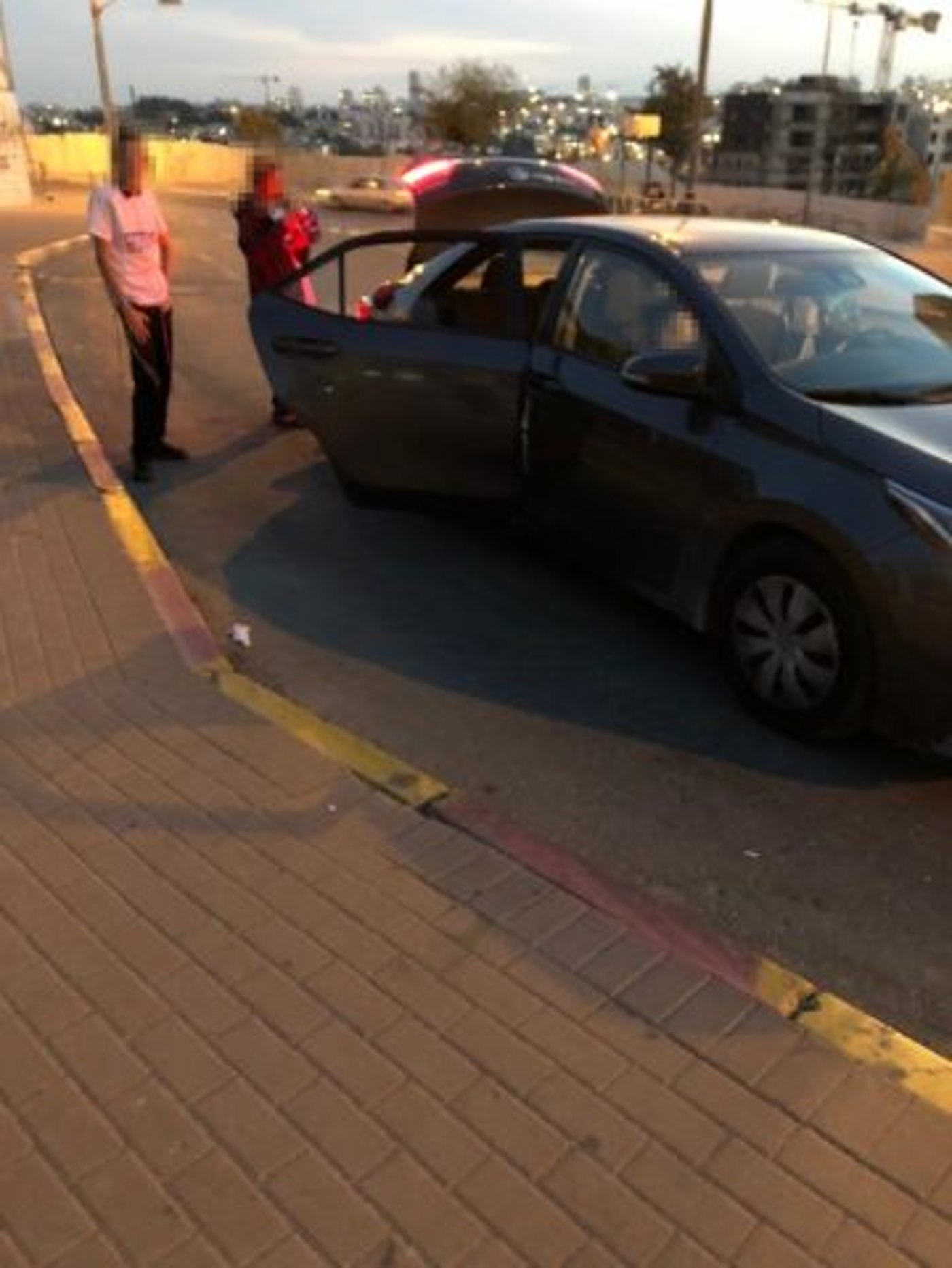 מפיצי התעמולה לבושים בחולצות 'מאוחדים'
