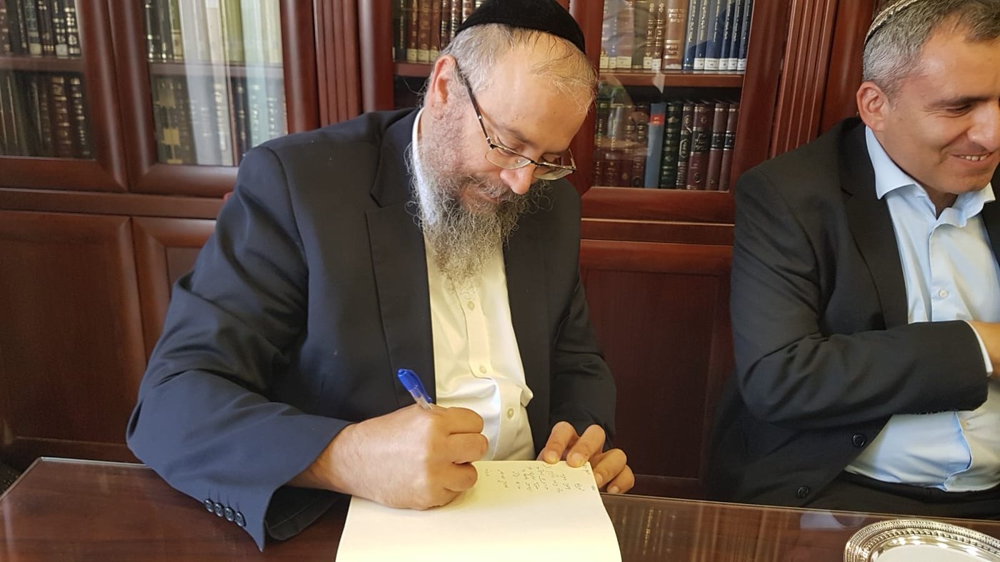 בנו של הרב מרדכי אליהו הודיע על תמיכה באלקין