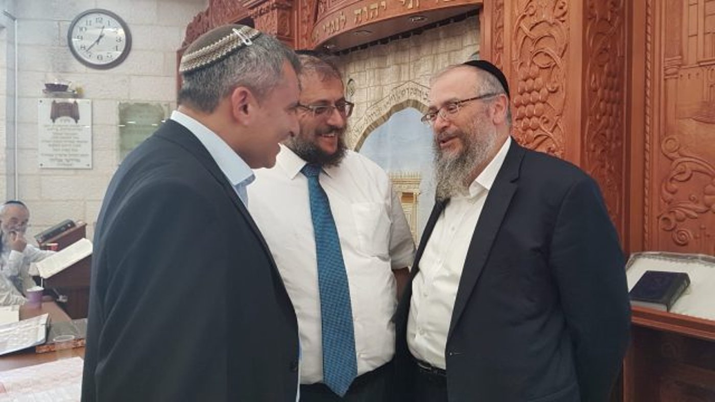 בנו של הרב מרדכי אליהו הודיע על תמיכה באלקין