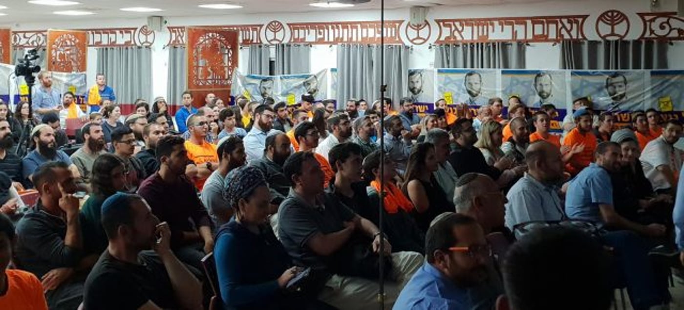 מפגן עוצמה של גנץ: מאות בכנס הבחירות המסכם