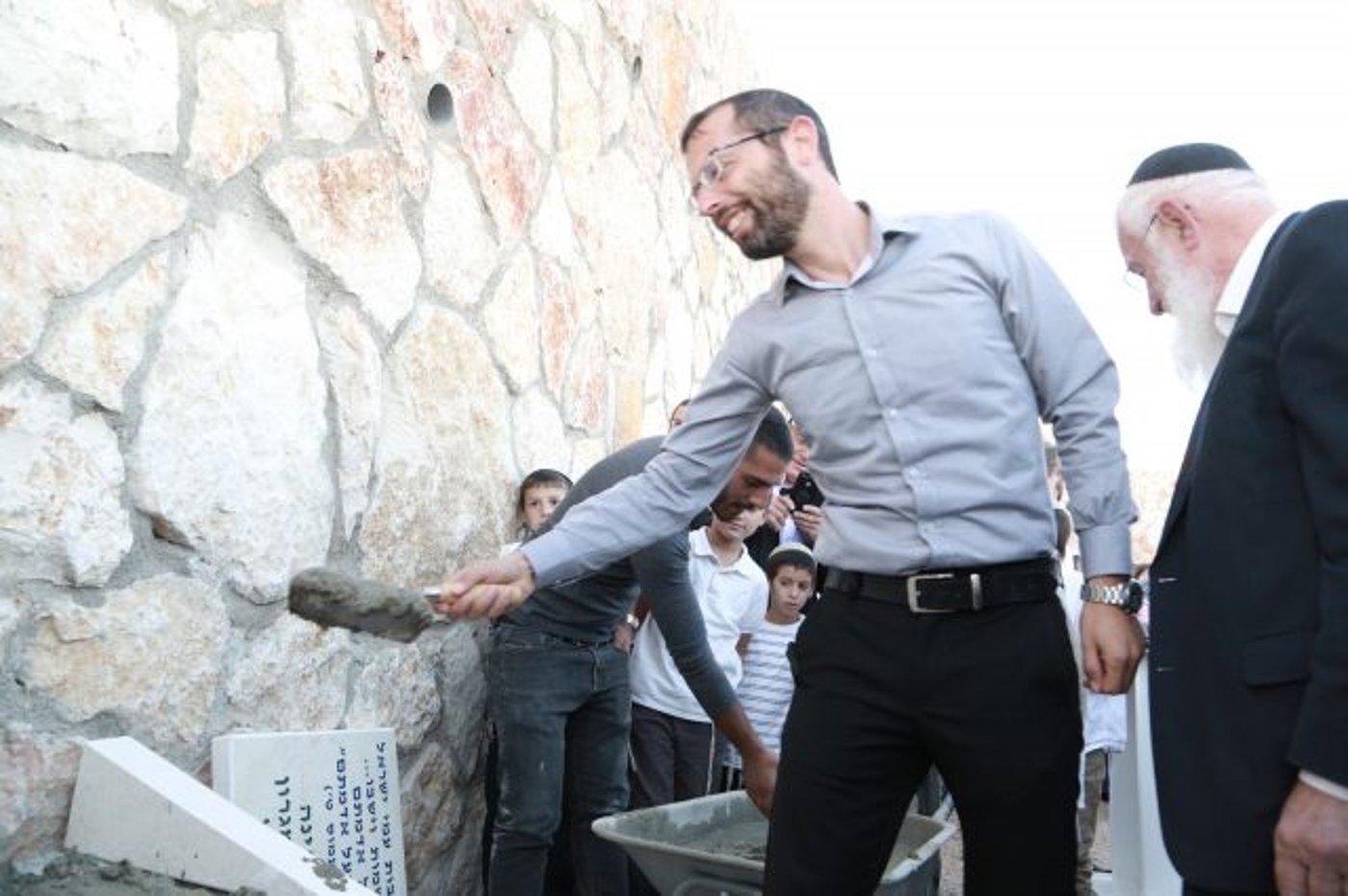 גנץ בהנחת אבן הפינה לשכונת הקבע במגרון (קרדיט: דויד וויל)
