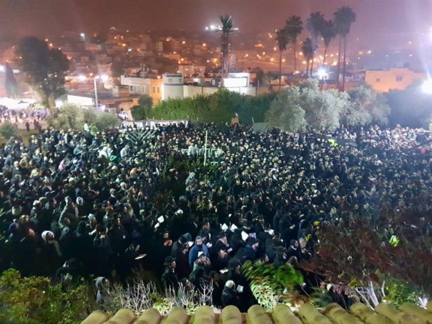 תיעוד:אלפים התפללו הלילה בקבר יוסף ובמערת המכפלה