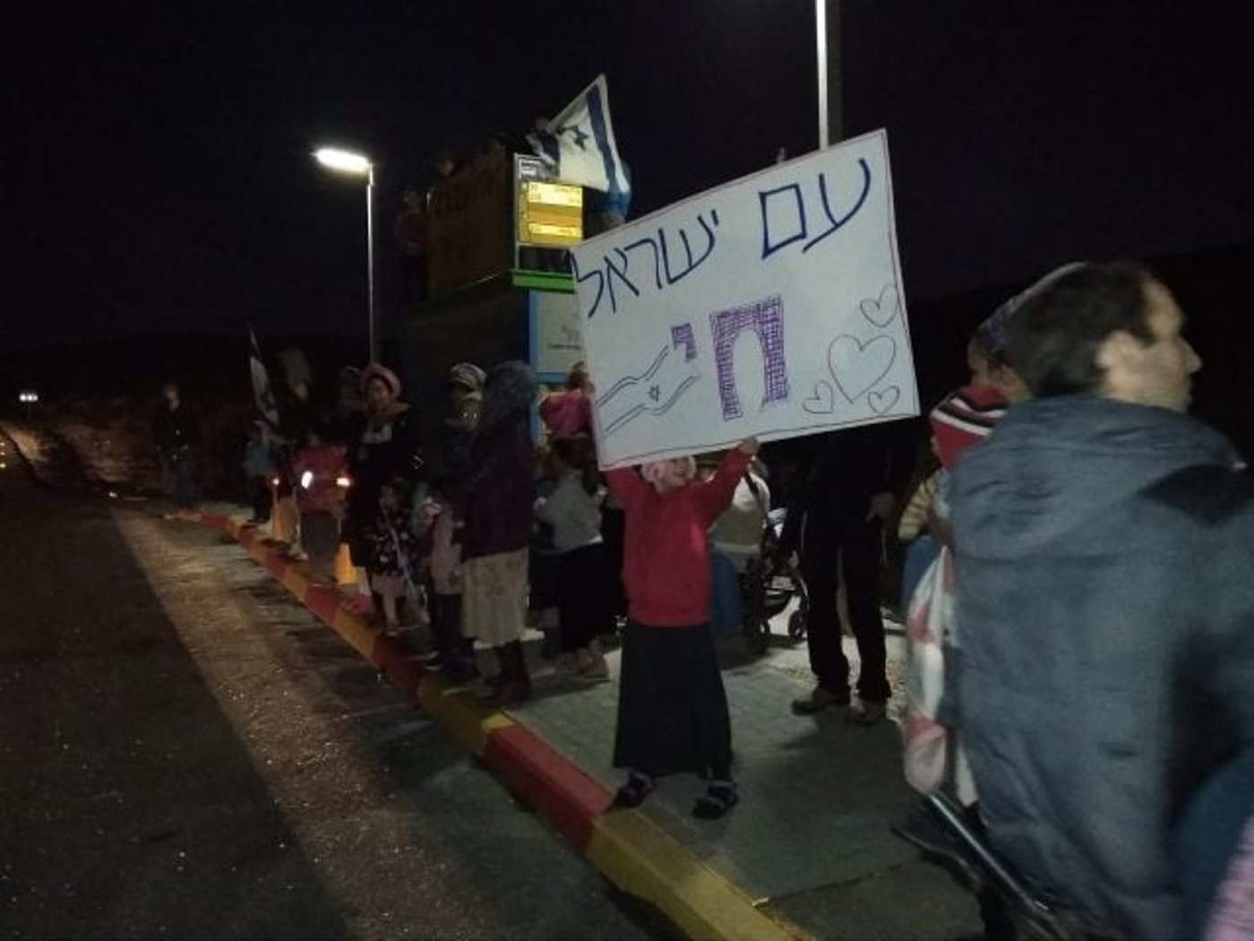 צפו: יהודים חסמו את הכביש, המאבטח ירה באוויר