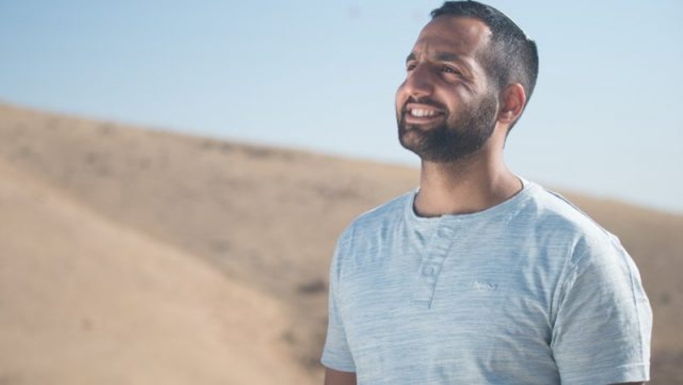 מפתיע: גד אלבז בדואט עם הזמר הסרוג • צפו