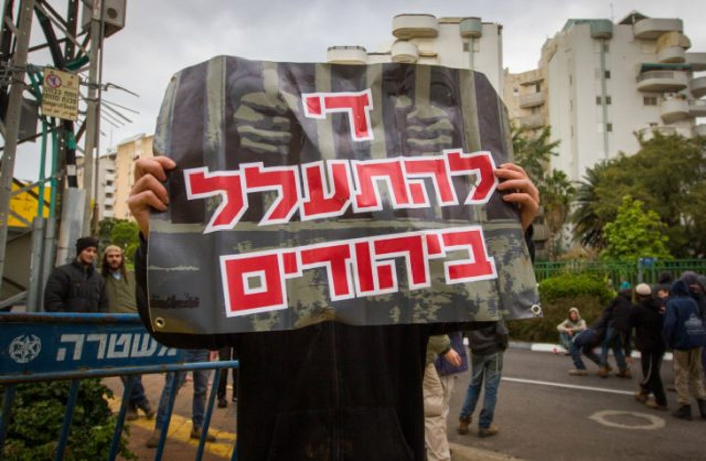 מהפגנות תמיכה בקטינים.