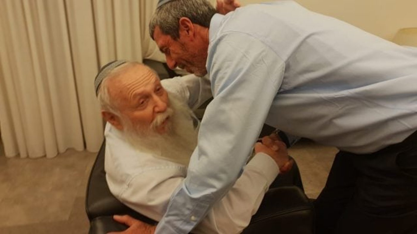 הרב פרץ מחבק אמש את הרב דרוקמן בבחירות לבית היהודי