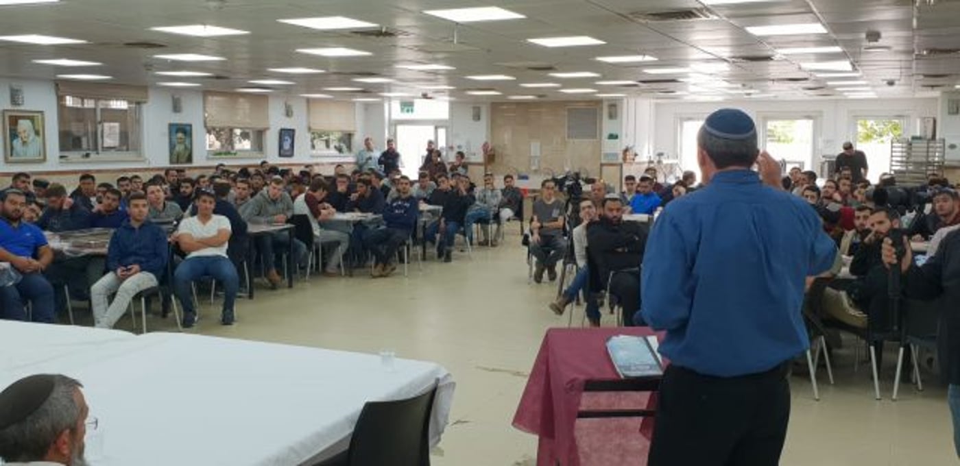 איפה בחר הרב פרץ לערוך את סיור השטח הראשון?