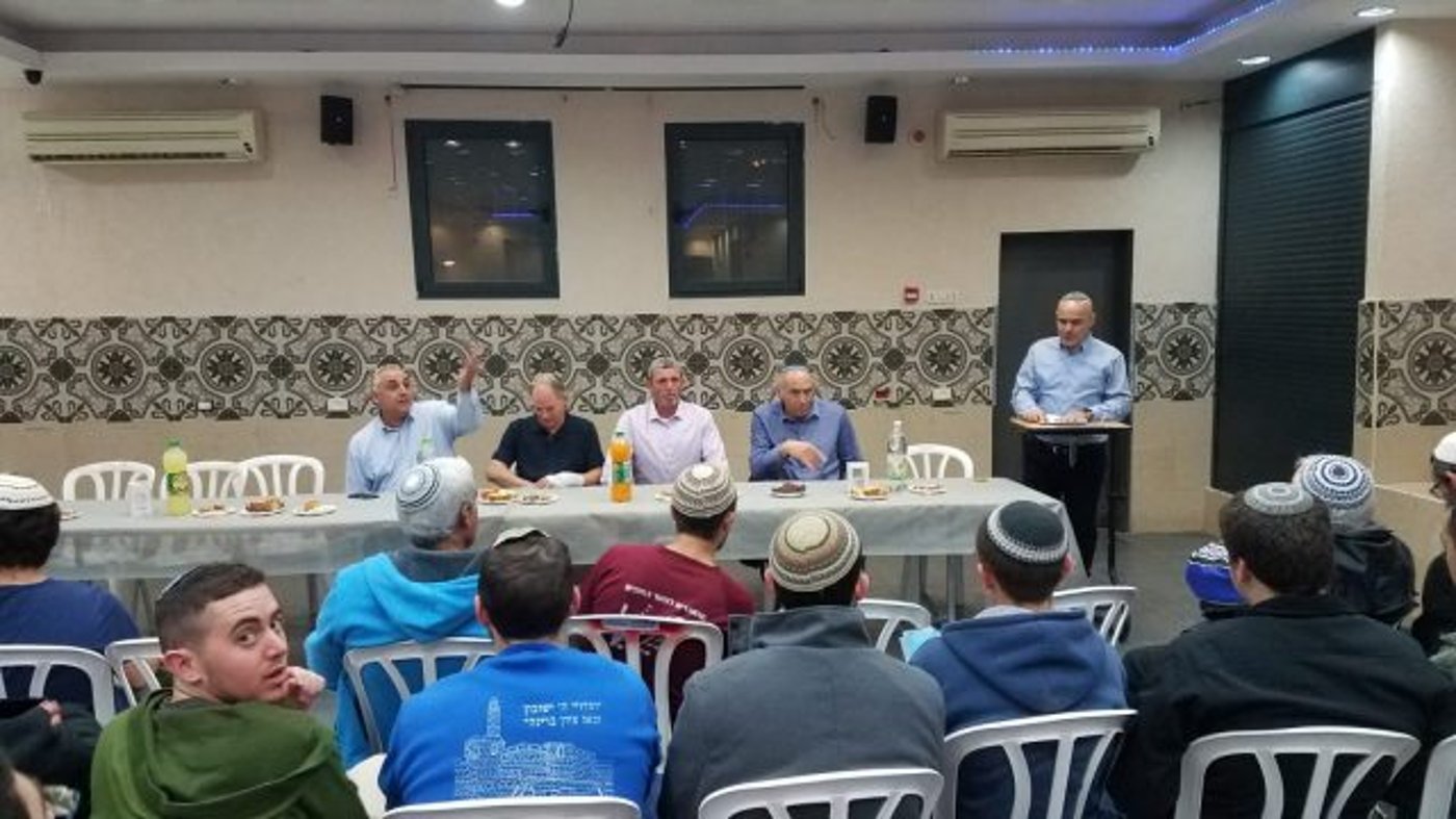 מול הפעילים. יוגב והרב פרץ
