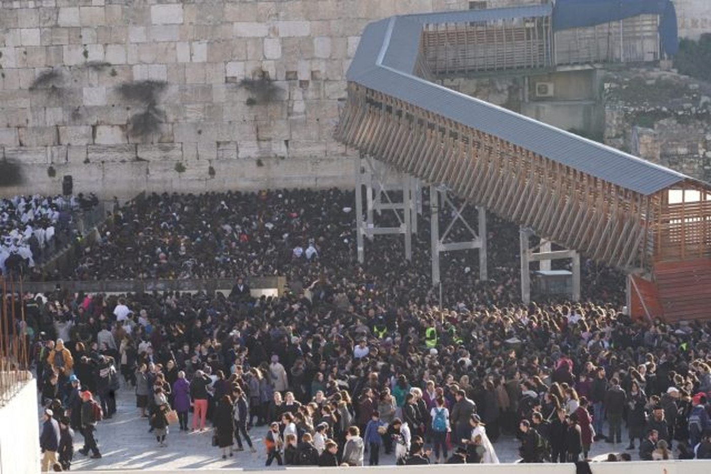 רבבות בכותל: "עם ישראל רוצה כותל אחד לעם אחד"